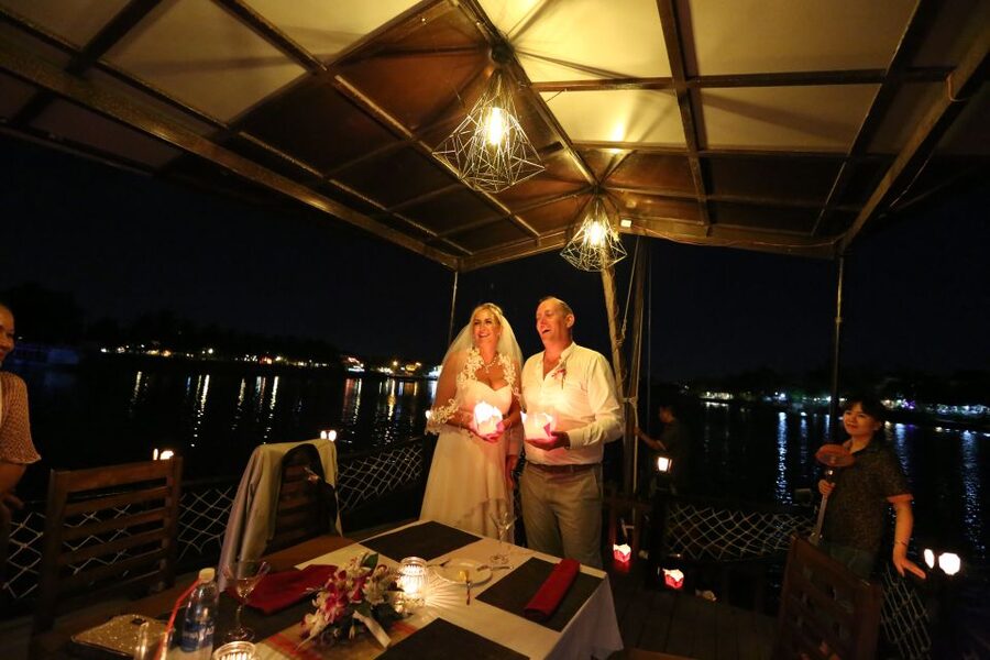 Romantic Sunset Dinner Cruise in Hoi An - The dinner: fresh seafood on the water, plus vegetarian on request