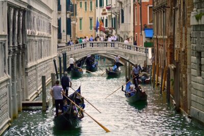 Romantic Venice: 30 Minute Gondola Ride with Serenade - The serenade reality: music from one gondola in the flotilla