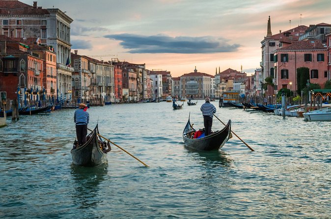 Romantic Venice: 30 Minute Gondola Ride with Serenade - Who this gondola ride suits best