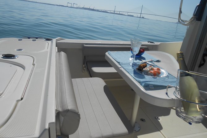 Romantic walk in the Bay of Cadiz - Privacy on board: the curtain effect that people actually notice