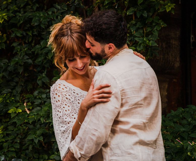 Rome: Romantic Photoshoot for Couples - Meeting your photographer: Trastevere or Piazza di Spagna