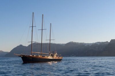 Santorini: Romantic Sunset Caldera Cruise with Dinner - King Thiras on the water: comfort, viewpoints, and photo spots