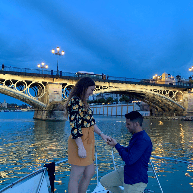 Sevilla: Romantic Boat Ride - 1.5 hours with Möet & Chandon: longer sailing for a bigger moment
