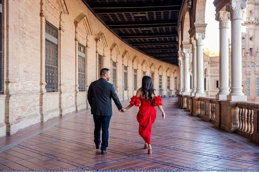 Seville: Romantic photoshoot for Couples - The 45–60 minute flow: from meet-up to your best angles