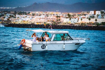 Tenerife South: Romantic Night Cruise - The Barco 33 motorboat: how the ride stays comfortable
