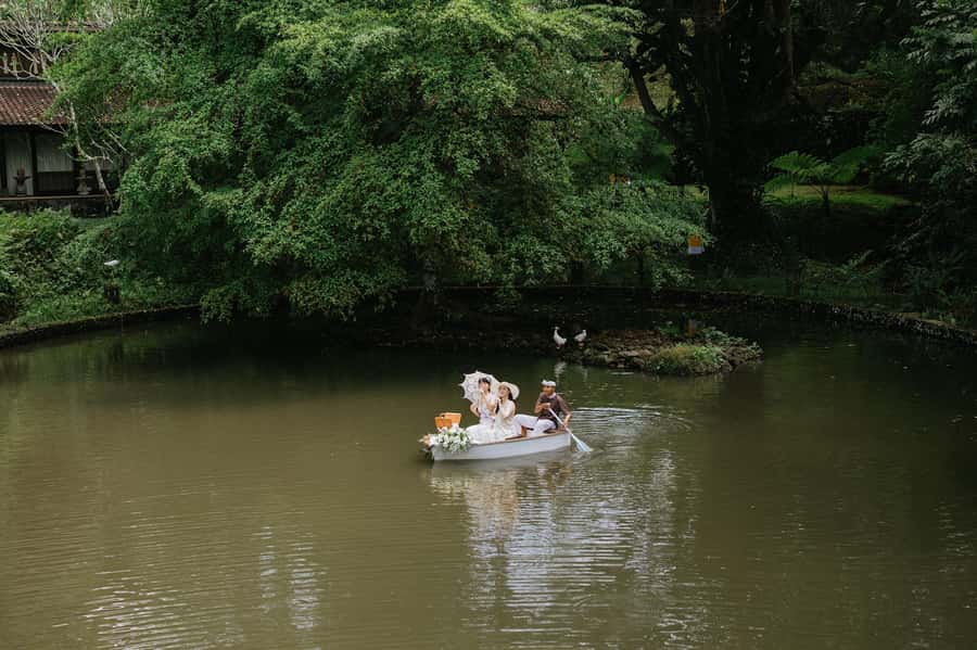 Ubud: Romantic Picnic on a Wooden Boat with Sparkling Wine - Where the romance happens: Dua Dari lake in Ubud