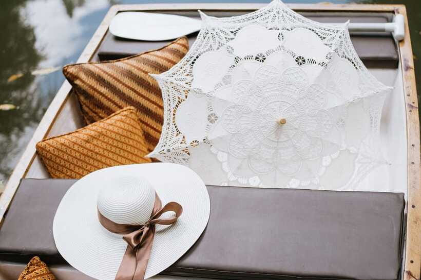 Ubud: Romantic Picnic on a Wooden Boat with Sparkling Wine - The guide and your language comfort (English and Indonesian)