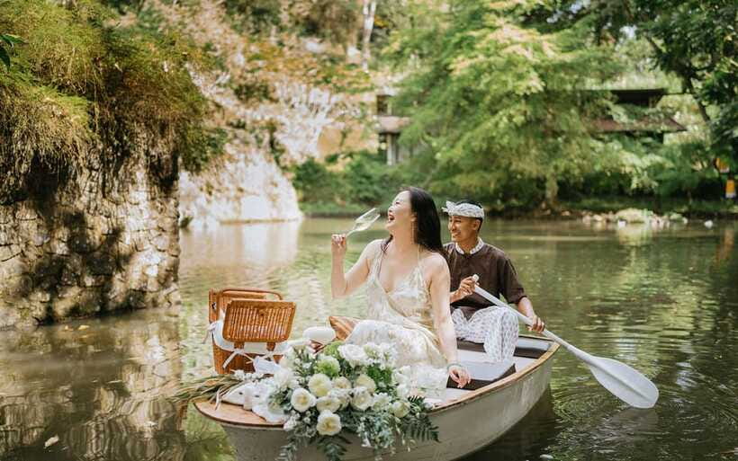 Ubud: Romantic Picnic on a Wooden Boat with Sparkling Wine - Logistics that can make or break the experience