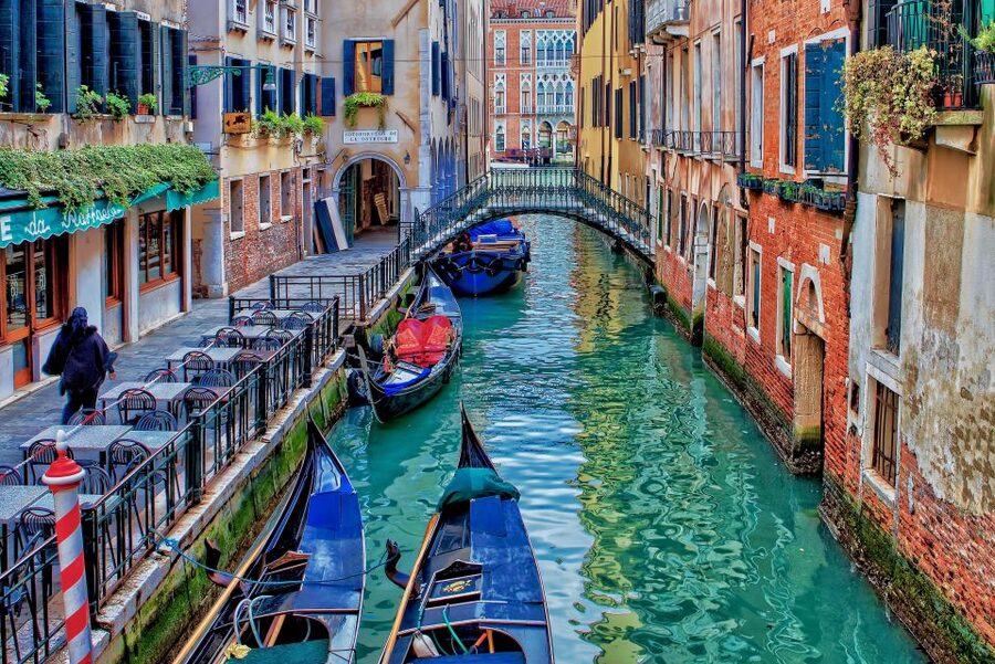 Venice: Romantic Gondola tour and Dinner for two - Who this gondola-and-dinner plan is best for