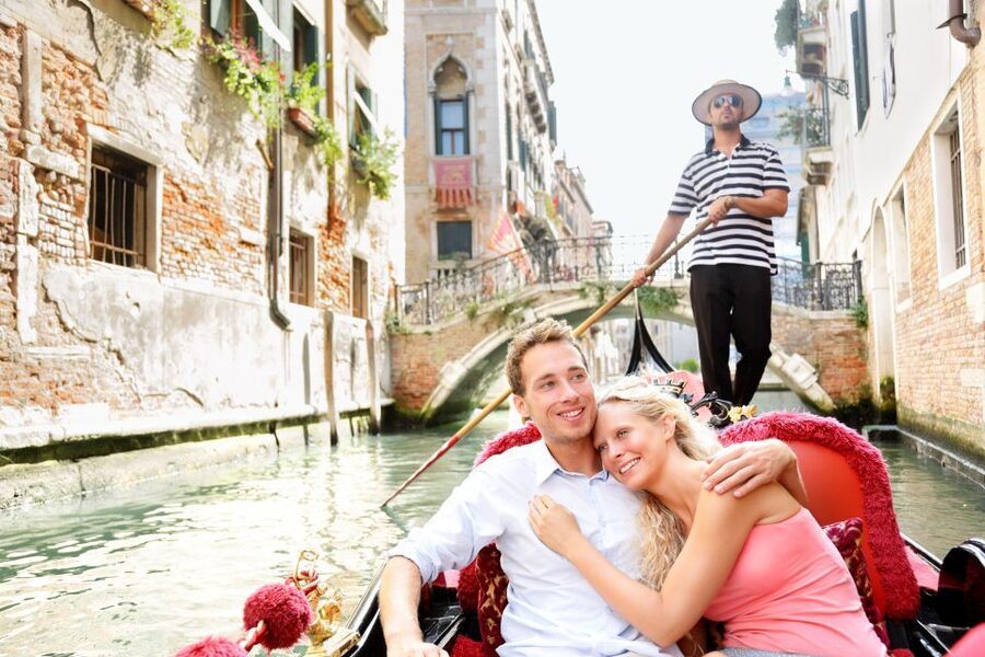 Venice: Romantic Gondola tour and Dinner for two - Venice by gondola and dinner: what this experience really is