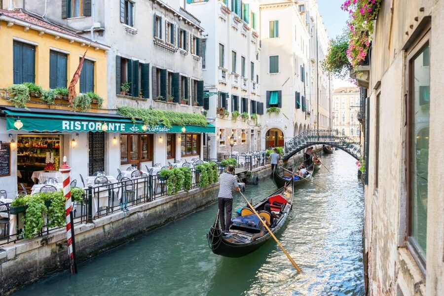 Venice: Romantic Gondola tour and Dinner for two - Timing, vouchers, and how to not lose your place in Venice