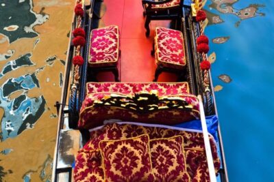 Venice: Romantic Gondola tour and Dinner for two - The gondola ride at Santa Maria del Giglio: your 30 minutes on Venetian time