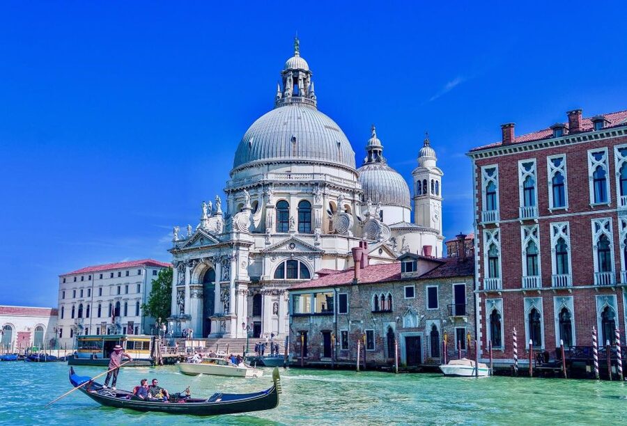 Venice: Romantic Gondola tour and Dinner for two - Dinner at Restaurant La Caravella: where the evening turns into dinner