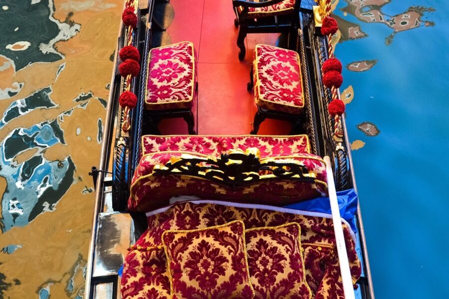 Venice: Romantic Gondola tour and Dinner for two - The gondola ride at Santa Maria del Giglio: your 30 minutes on Venetian time