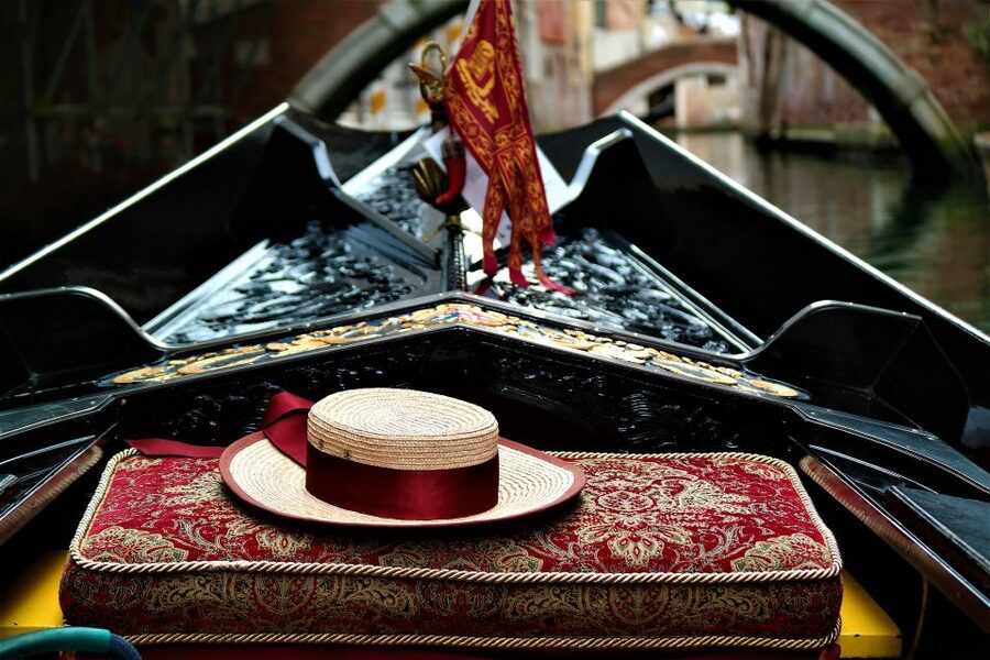Venice: Romantic Palace Dinner and Private Gondola Ride - Fish or Meat: The Three-Course Menus and How They Land