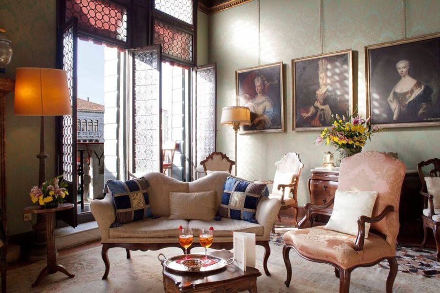 Venice: Romantic Palace Dinner and Private Gondola Ride - Arrival at Pisanino: What the Palace Dinner Setting Gets Right