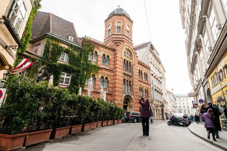 Vienna: Romantic Old Town 2-Hour Discovery Tour - Anchor Clock and Hoher Markt as your 2-hour compass