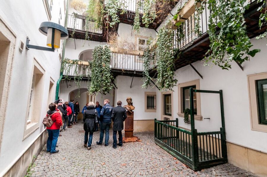 Vienna: Romantic Old Town 2-Hour Discovery Tour - A 2-hour tour of Vienna’s architectural mash-up