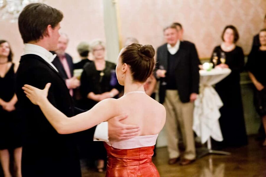 Vienna: Viennese Waltz Workshop for Couples - Entering the Waltz School and Getting Oriented Fast