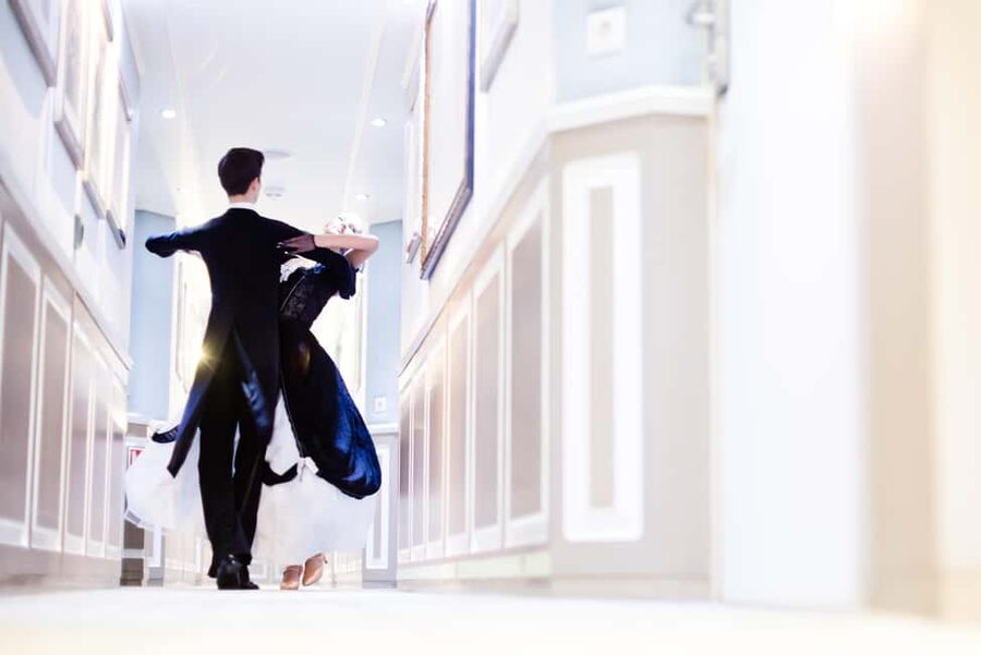 Vienna: Viennese Waltz Workshop for Couples - Small Group Energy and English/German Instruction