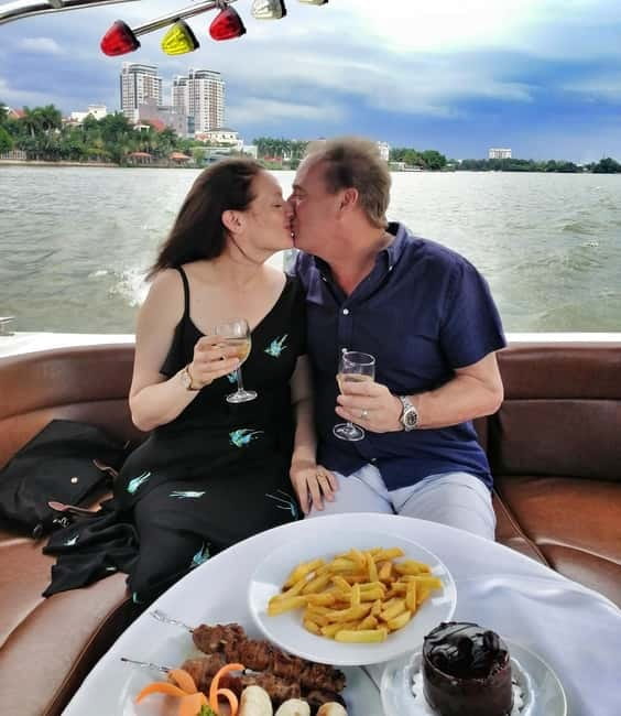 VIP Tour Enjoy Romantic Sunset by Speed Boat Free Cocktail - Gifts for your lover: what you can request (and what you should plan)