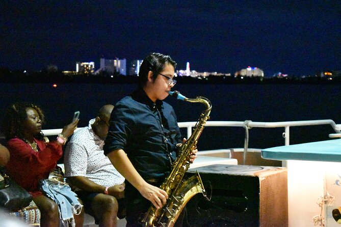 Your Romantic Dinner in Cancun, includes national open bar and live music - Drinks and live saxophone: why the party stays friendly